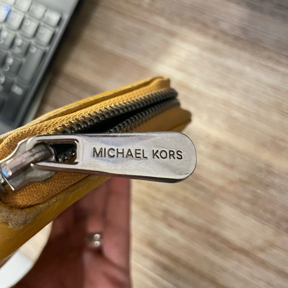 Michael Kors - Pebble leather wallet in yellow - Picture 4 of 10